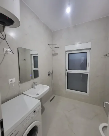 Tirane, jepet me qera apartament 1+1 , 65 m² 400 € (Ali Demi)
