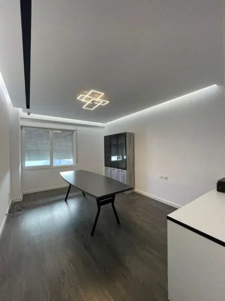 Tirane, jepet me qera zyre Kati 4, 130 m² 1.700 € (KOMUNA E PARISIT)