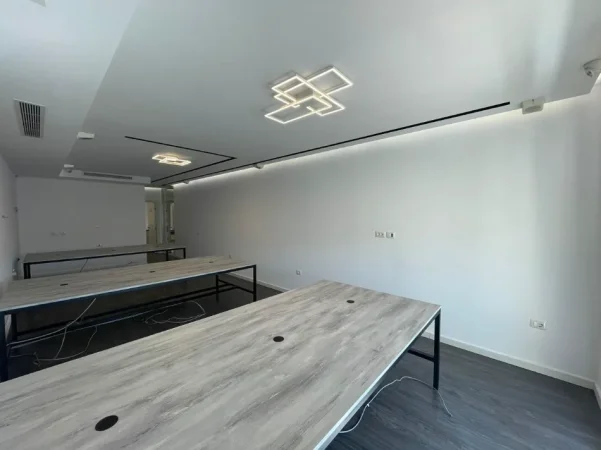 Tirane, jepet me qera zyre Kati 4, 130 m² 1.700 € (KOMUNA E PARISIT)