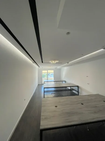 Tirane, jepet me qera zyre Kati 4, 130 m² 1.700 € (KOMUNA E PARISIT)