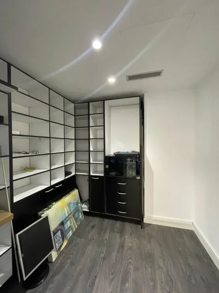Tirane, jepet me qera zyre Kati 4, 130 m² 1.700 € (KOMUNA E PARISIT)