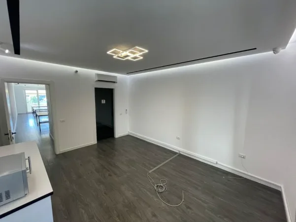 Tirane, jepet me qera zyre Kati 4, 130 m² 1.700 € (KOMUNA E PARISIT)