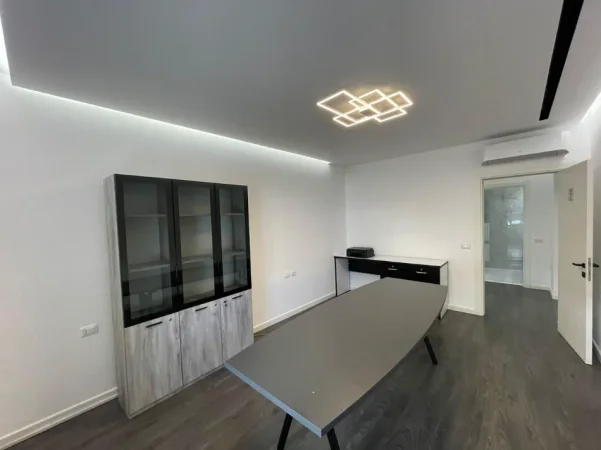 Tirane, jepet me qera zyre Kati 4, 130 m² 1.700 € (KOMUNA E PARISIT)