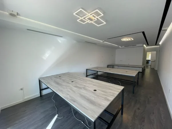 Tirane, jepet me qera zyre Kati 4, 130 m² 1.700 € (KOMUNA E PARISIT)