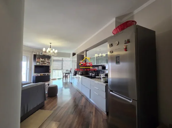 Vlore, shitet apartament 2+1+Ballkon Kati 9, 111 m² 163.000 € (Rruga Fiqirete Musta)