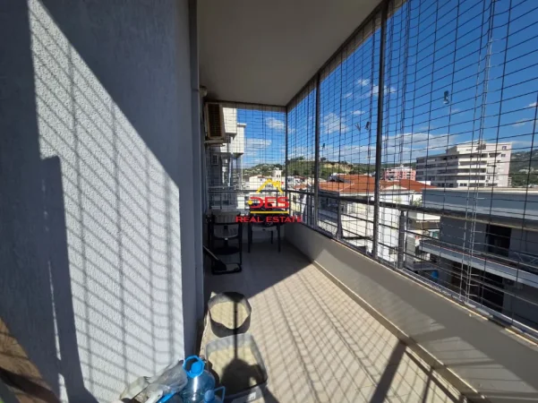 Vlore, shitet apartament 2+1+Ballkon Kati 9, 111 m² 163.000 € (Rruga Fiqirete Musta)