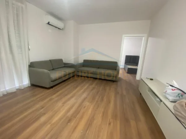 Tirane, jepet me qera apartament 2+1+Ballkon Kati 2, 68 m² 700 € (Rruga e Barrikadave)