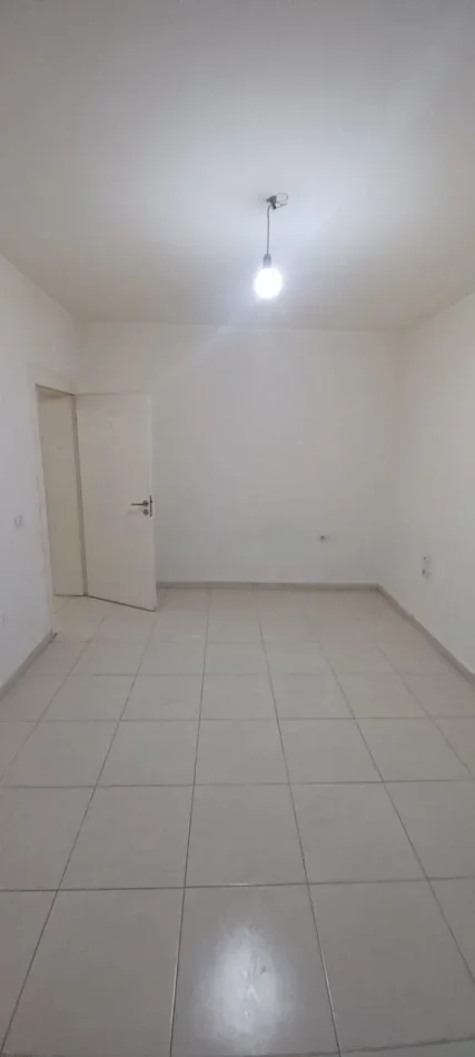 Tirane, jepet me qera apartament 3+1 Kati 2, 100 m² 350 € (Xhamllik)