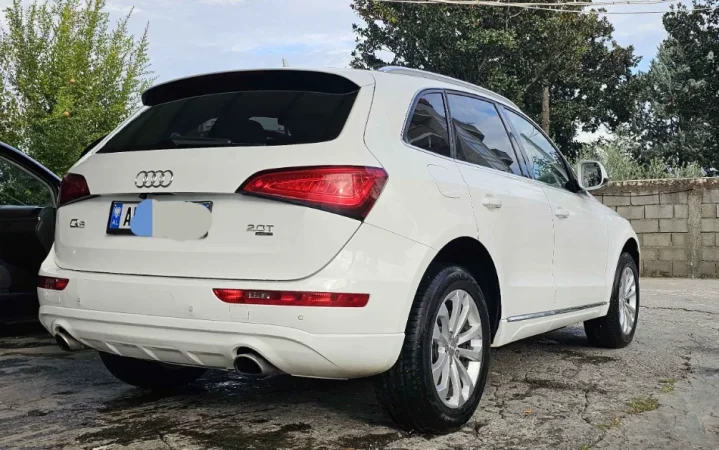 Tirane, shes Audi Q5 2.0 Gaz-Benzin Benzin+Gaz, e bardhë Klima 208.000 km 12.000 €