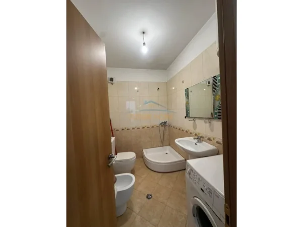 Tirane, jepet me qera apartament 1+1 Kati 6, 81 m² 500 € (XHAMLLIKU)
