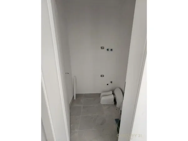 Tirane, shes apartament 2+1 Kati 3, 128 m² 275.000 € (liqeni Thate)