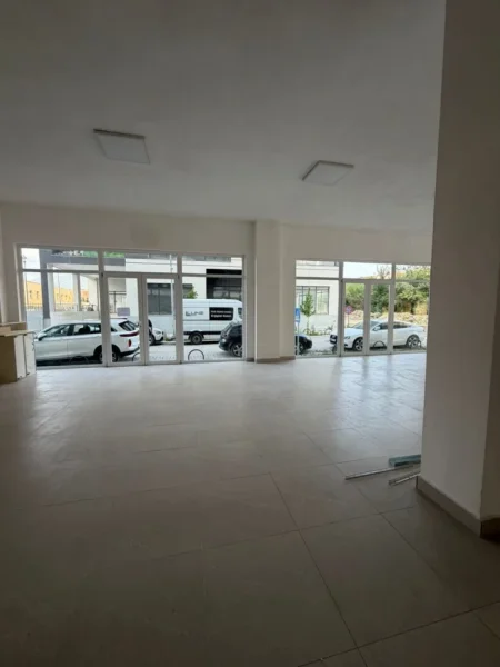 Tirane, jepet me qera ambjent biznesi Kati 0, 1.800 m² 1.800 € (Rruga 5 Maji)