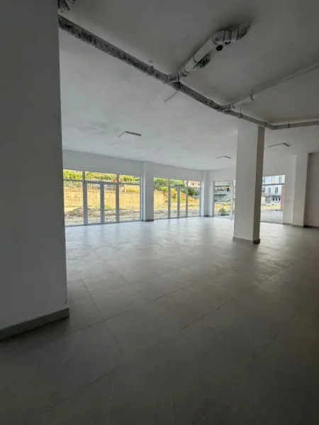 Tirane, jepet me qera ambjent biznesi Kati 0, 1.800 m² 1.800 € (Rruga 5 Maji)