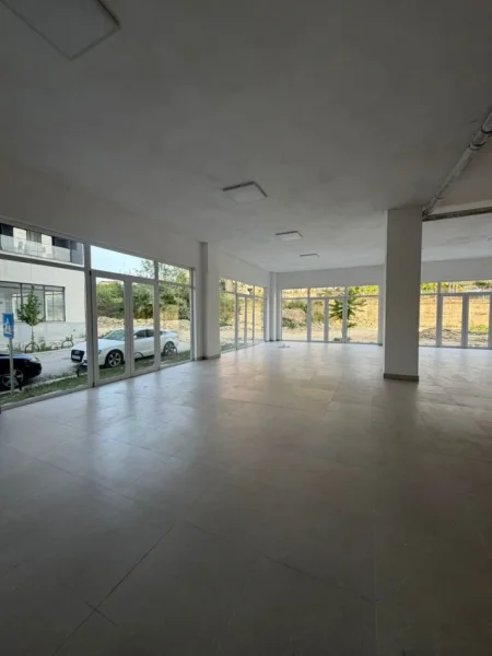 Tirane, jepet me qera ambjent biznesi Kati 0, 1.800 m² 1.800 € (Rruga 5 Maji)