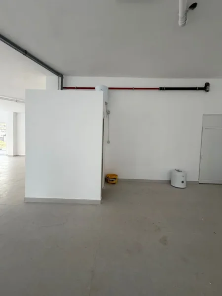 Tirane, jepet me qera ambjent biznesi Kati 0, 1.800 m² 1.800 € (Rruga 5 Maji)