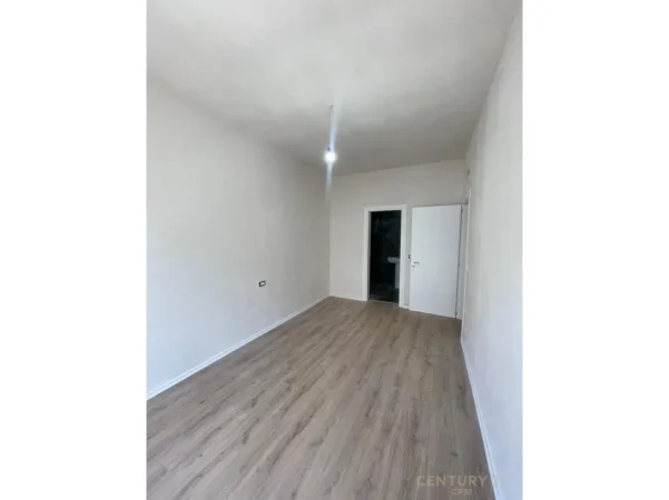Tirane, shes apartament 3+1 Kati 6, 125 m² 400.000 € (komuna e Parisit)