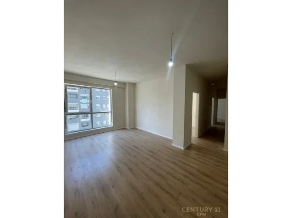 Tirane, shes apartament 3+1 Kati 6, 125 m² 400.000 € (komuna e Parisit)