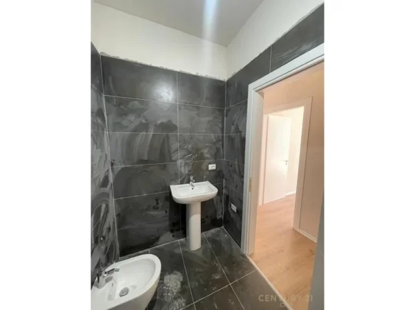 Tirane, shes apartament 3+1 Kati 6, 125 m² 400.000 € (komuna e Parisit)
