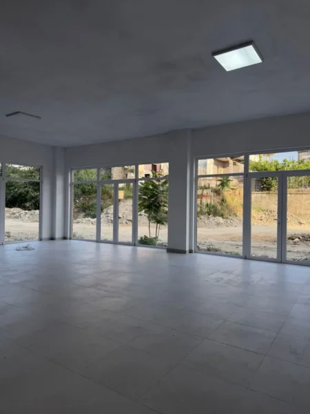 Tirane, jepet me qera ambjent biznesi Kati 0, 320 m² 3.200 € (Rruga 5 Maji)