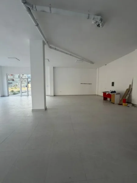 Tirane, jepet me qera ambjent biznesi Kati 0, 320 m² 3.200 € (Rruga 5 Maji)