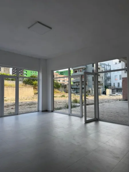 Tirane, jepet me qera ambjent biznesi Kati 0, 320 m² 3.200 € (Rruga 5 Maji)