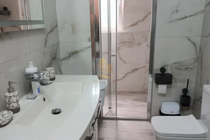 Tirane, jepet me qera apartament 2+1 Kati 1, 75 m² 400 € (Kombinat)