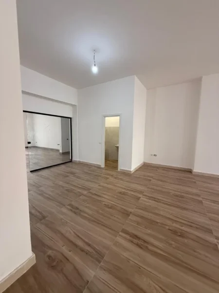 Tirane, jepet me qera ambjent biznesi Kati 1, 154 m² 2.600 € (Rruga Durresit)
