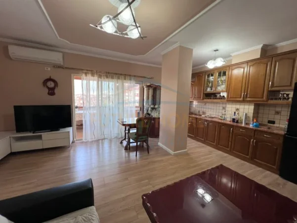 Tirane, jepet me qera apartament 2+1, Kati 5, 102 m² 525 € (Xhamllik)