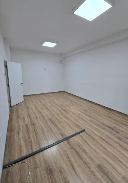Tirane, jepet me qera zyre Kati 3, 94 m² 1.100 € (Kompleksi Square 21, Rruga e Kavajës)