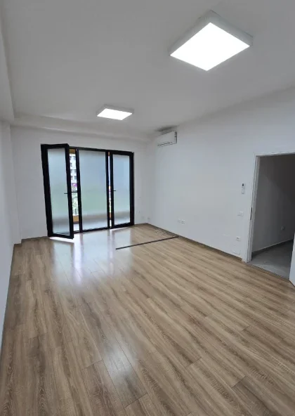 Tirane, jepet me qera zyre Kati 3, 94 m² 1.100 € (Kompleksi Square 21, Rruga e Kavajës)