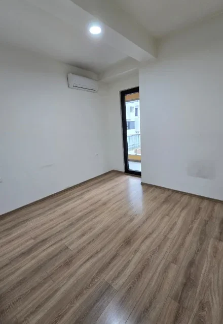 Tirane, jepet me qera zyre Kati 3, 94 m² 1.100 € (Kompleksi Square 21, Rruga e Kavajës)