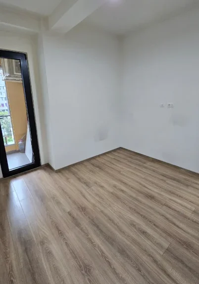 Tirane, jepet me qera zyre Kati 3, 94 m² 1.100 € (Kompleksi Square 21, Rruga e Kavajës)