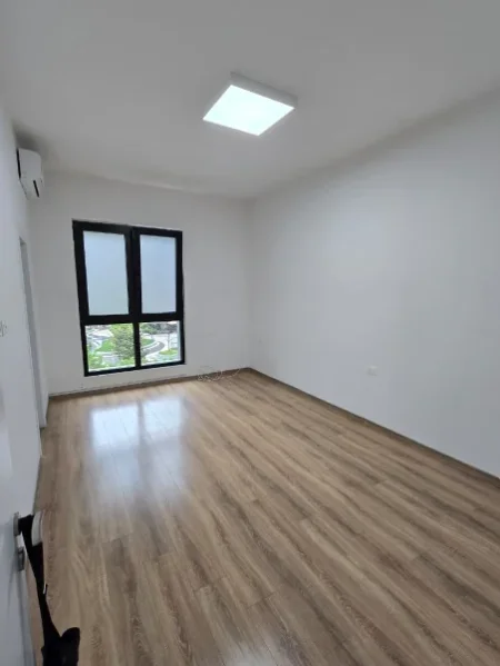 Tirane, jepet me qera zyre Kati 3, 94 m² 1.100 € (Kompleksi Square 21, Rruga e Kavajës)