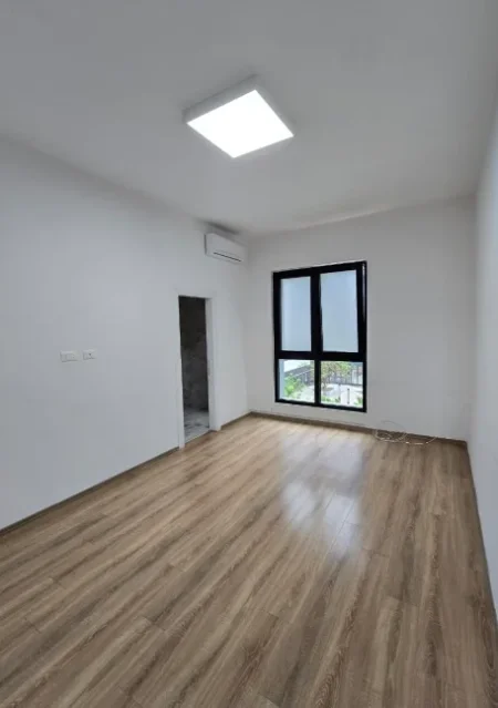Tirane, jepet me qera zyre Kati 3, 94 m² 1.100 € (Kompleksi Square 21, Rruga e Kavajës)