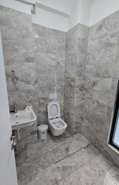 Tirane, jepet me qera zyre Kati 3, 94 m² 1.100 € (Kompleksi Square 21, Rruga e Kavajës)