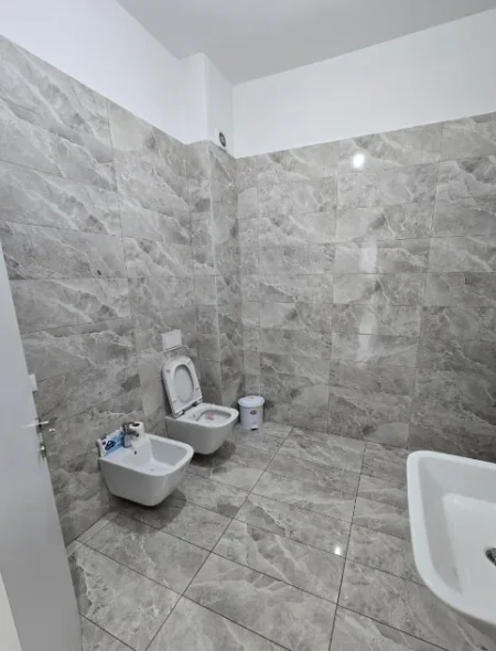 Tirane, jepet me qera zyre Kati 3, 94 m² 1.100 € (Kompleksi Square 21, Rruga e Kavajës)