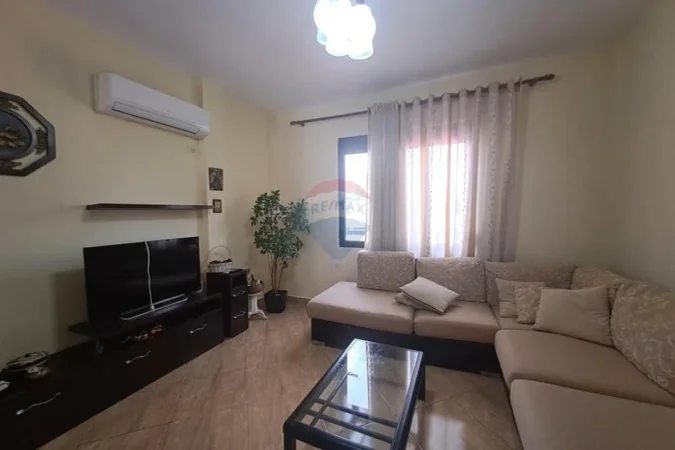 Tirane, jepet me qera 2+1 , 88 m² 500 € (Laprake)