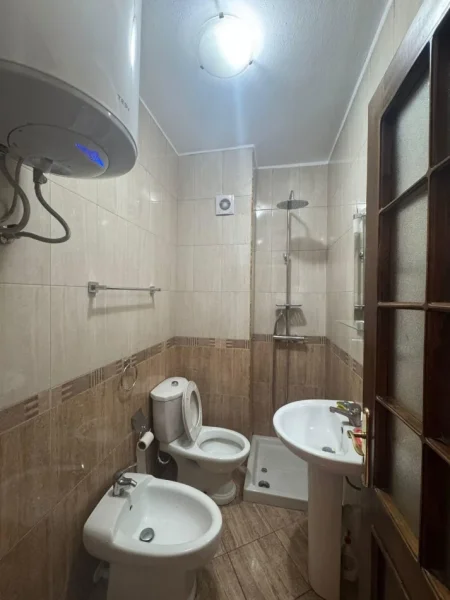 Tirane, jepet me qera apartament 1+1 Kati 3, 40 m² 400 € (Brryli)
