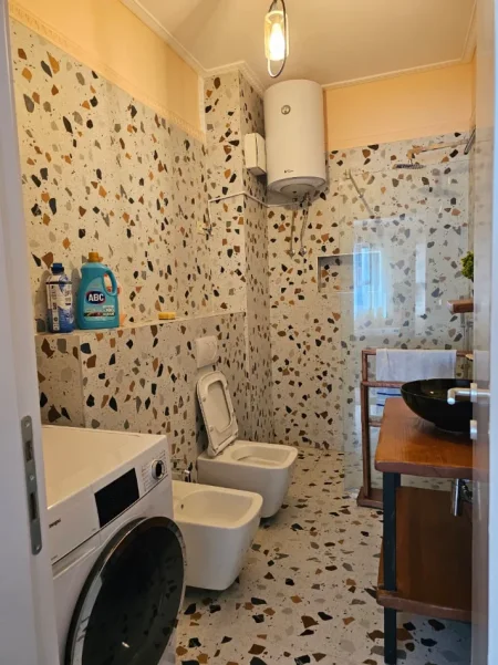 Tirane, jepet me qera apartament 2+1+Ballkon Kati 2, 125 m² 1.000 € (Liqeni i Thate)