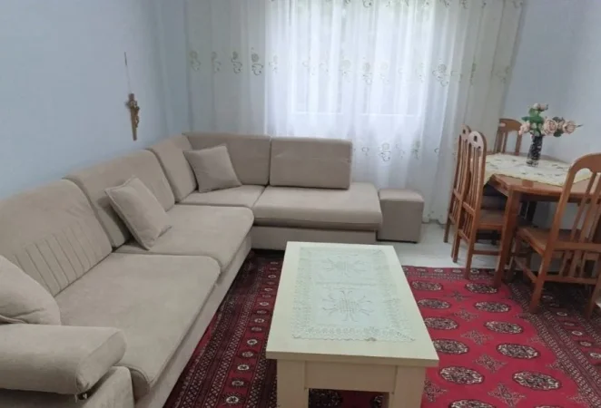 Tirane, jepet me qera apartament 2+1 Kati 1, 75 m² 500 € (Kombinat)