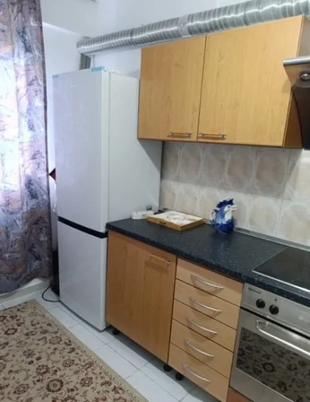 Tirane, jepet me qera apartament 2+1 Kati 1, 75 m² 500 € (Kombinat)