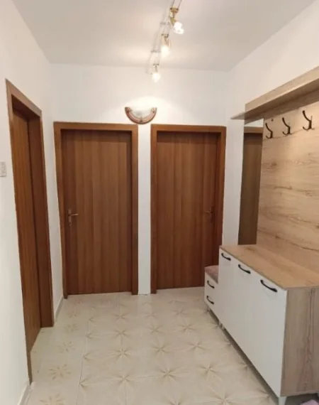 Tirane, jepet me qera apartament 2+1 Kati 1, 75 m² 500 € (Kombinat)