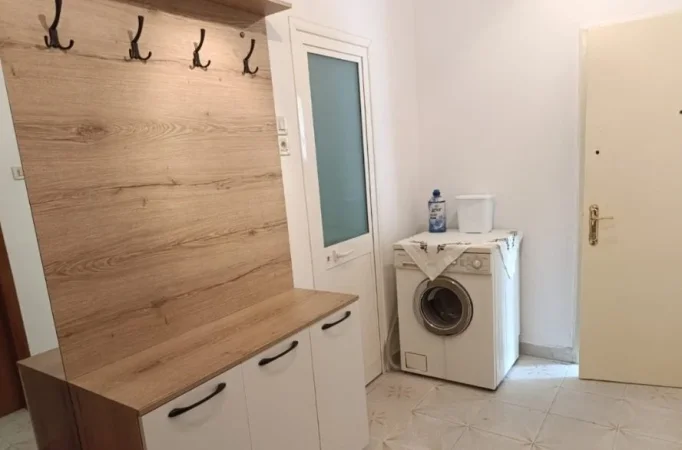 Tirane, jepet me qera apartament 2+1 Kati 1, 75 m² 500 € (Kombinat)