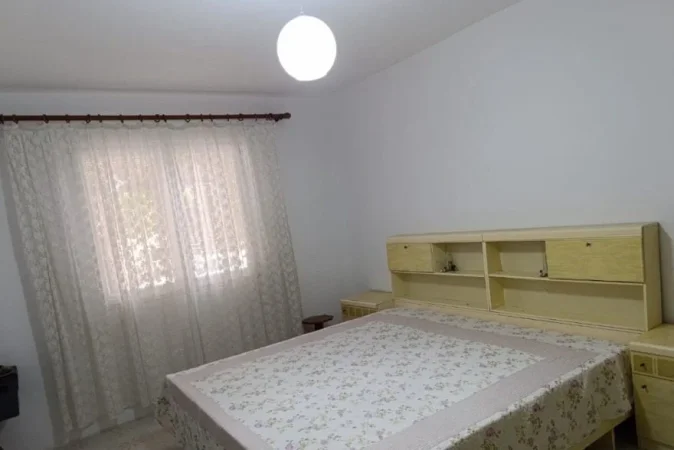 Tirane, jepet me qera apartament 2+1 Kati 1, 75 m² 500 € (Kombinat)