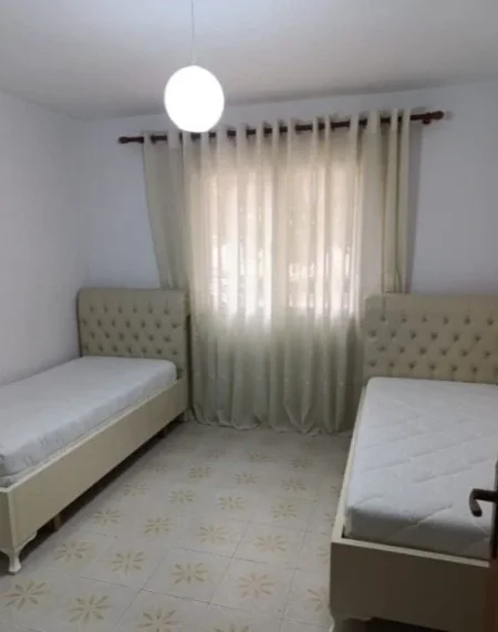 Tirane, jepet me qera apartament 2+1 Kati 1, 75 m² 500 € (Kombinat)