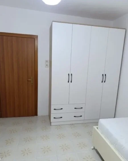 Tirane, jepet me qera apartament 2+1 Kati 1, 75 m² 500 € (Kombinat)