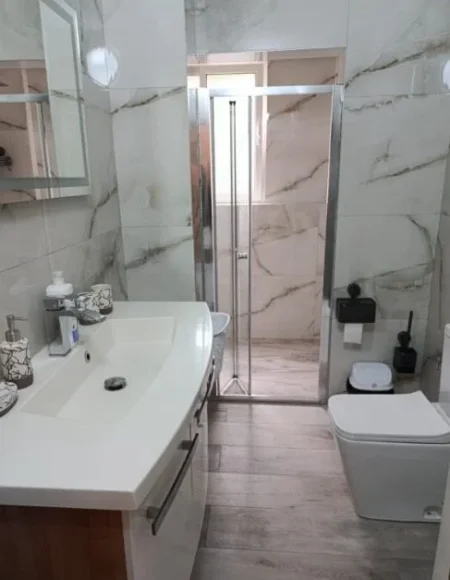 Tirane, jepet me qera apartament 2+1 Kati 1, 75 m² 500 € (Kombinat)