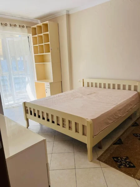 Tirane, jepet me qera apartament 3+1 Kati 4, 110 m² 450 € (Yzberisht)