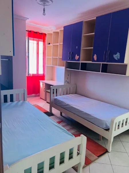 Tirane, jepet me qera apartament 3+1 Kati 4, 110 m² 450 € (Yzberisht)