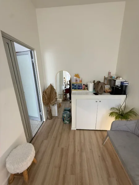 Tirane, jepet me qera ambjent biznesi Kati 1, 55 m² , 35.000LEKE (BLLOKU, PRANE FAKULTETIT TE DREJTESISE)